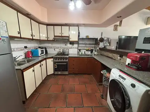 Casa 4 ambientes con 2 baños