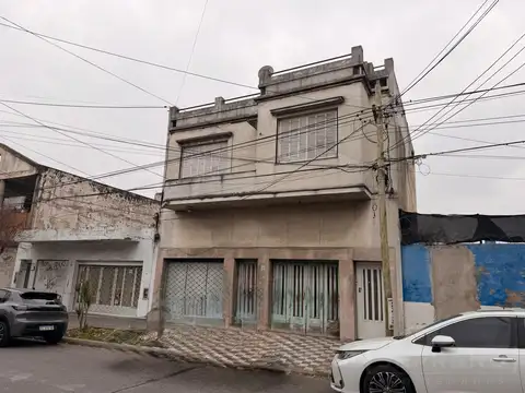 Casa en Planta alta de 3 ambientes con Local a la calle en Venta En San Martín.