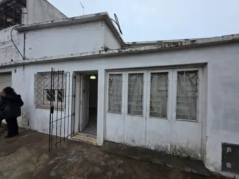 Casa de 4 ambientes a reciclar en  barrio Los Andes