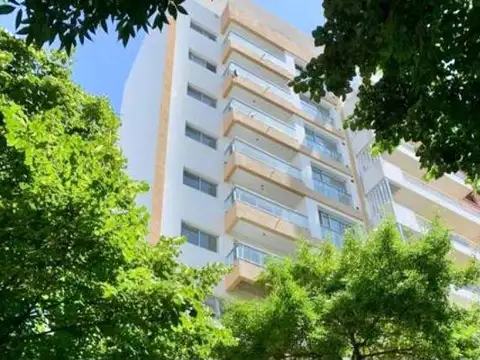 Departamento de dos dormitorios con cochera en venta. La Plata