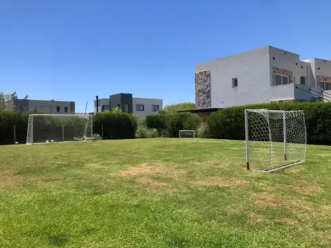 Casa 8 ambientes con 3 baños