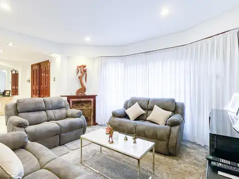 Casa en Venta con 3 cocheras