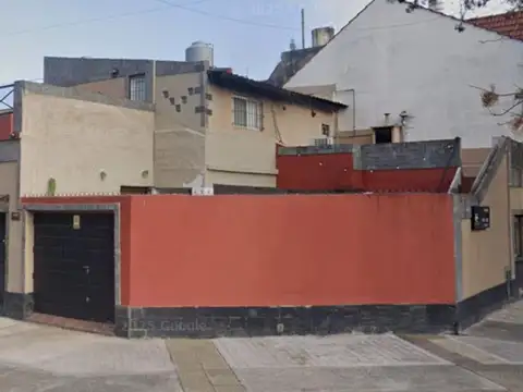 VENTA - Casa de 3 ambientes desarrollada en 2 plantas, con patio y pileta