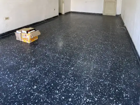 Muy buen local con baño de 4 metros de frente por 7 metros de fondo