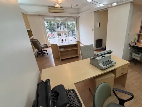 Departamento 4 ambientes con balcón en Monserrat, a reciclar