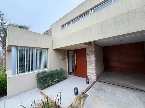 Casa 6 ambientes con 2 baños