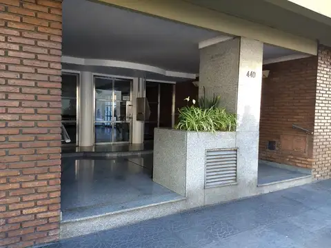 EXCELENTE PROPIEDAD A MTS. DE AV BELGRANO - SUPER LUMINOSO -OPTIMO ESTADO