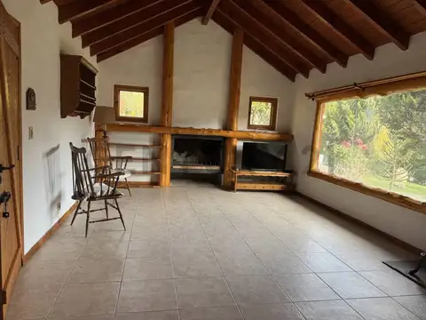 Casa 4 ambientes con 2 baños