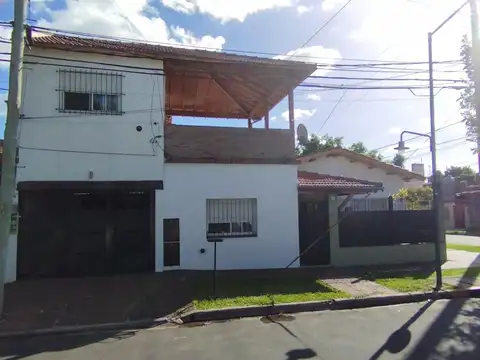 DOS PROPIEDADES DE TRES AMBIENTES EN EL MISMO LOTE