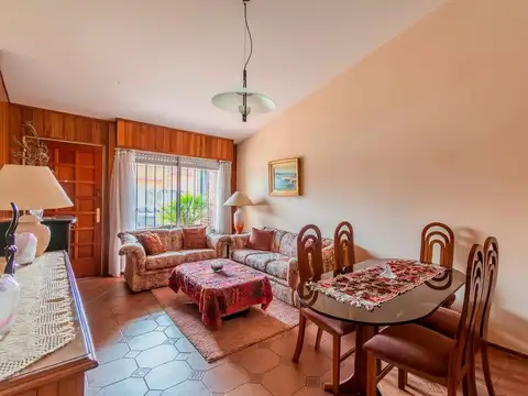 Venta casa 5 dormitorios jardin cochera BLANQUEADA