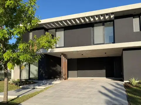 Casa 8 ambientes con 5 baños