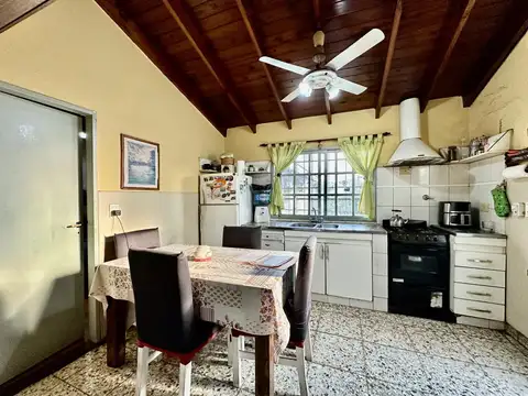 Casa 4 ambientes con 2 baños