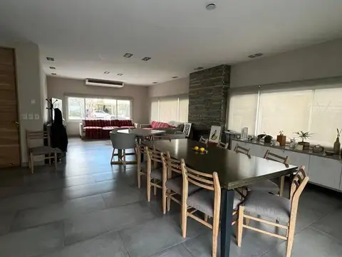 Casa 4 ambientes con 3 baños