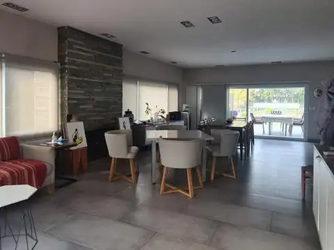 Venta Casa 4 amb al Río barrio San Benito Villanueva con Muelle y Amarra