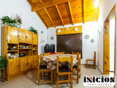 Casa 4 ambientes con 2 baños