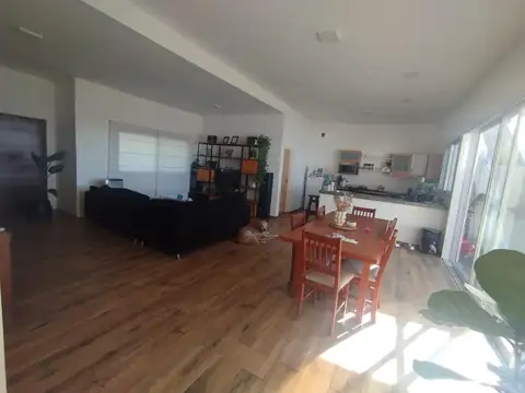 Casa en Venta con 4 cocheras