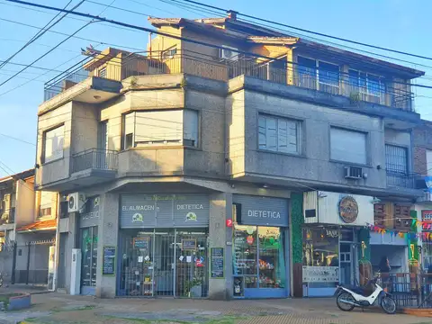 Casa 6 ambientes con 2 baños