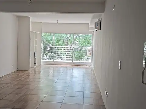 Monoambiente gigante en zona Plaza Irlanda