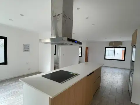 Casa en Alquiler con 1 cochera
