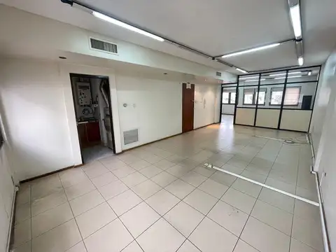 Oficina con kitchenet y baño privado.