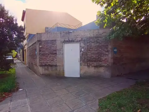 Casa 3 ambientes + departamento 2 ambientes al frente