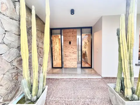 Casa en Venta con 3 cocheras
