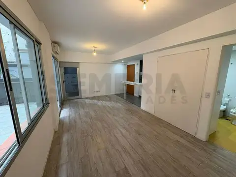 VENTA - Ambiente Unico Divisible c/Patio propio!