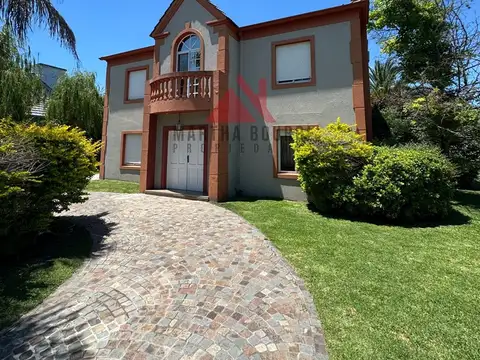 Casa 5 ambientes con 4 baños