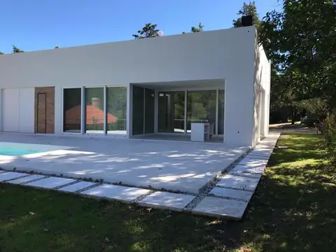 Casa en Alquiler Temporal con 2 cocheras