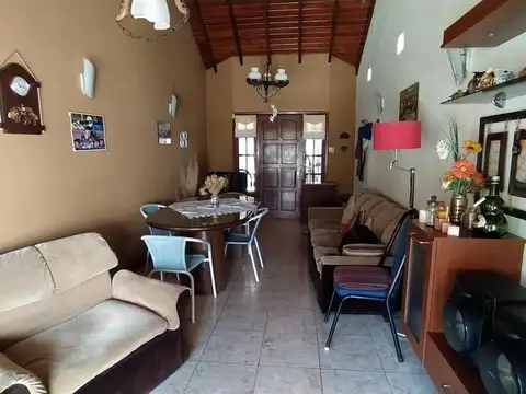 Casa 4 ambientes con 2 baños