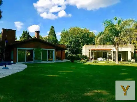 Casa en venta - 4 dormitorios 4 baños - pileta y parque- Ezeiza