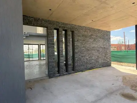 Casa 6 ambientes con 2 baños