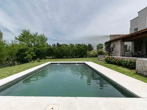 Casa 7 ambientes con 5 baños