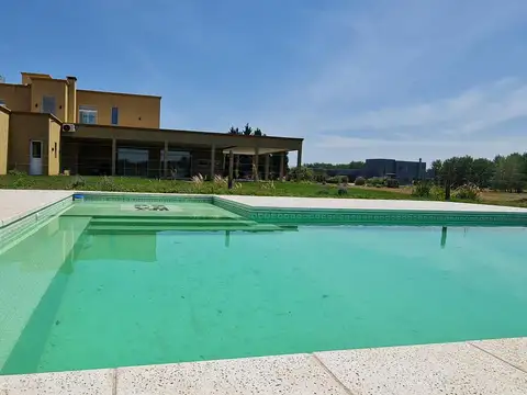 Casa en Venta con 4 cocheras