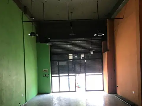 Local y depósito  5 x 39 m2, 5 mts. alto. Excelente ubicación, Av. Calle Real y Alte. Brown
