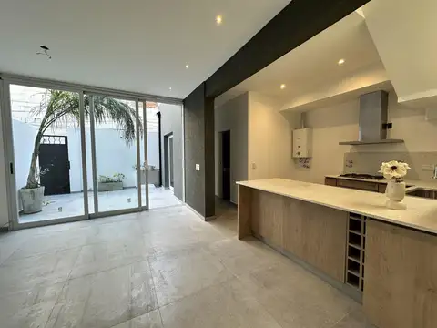 Venta Casa de pasillo  - 3 dormitorios - Rosario - Centro con patio y terraza exclusiva