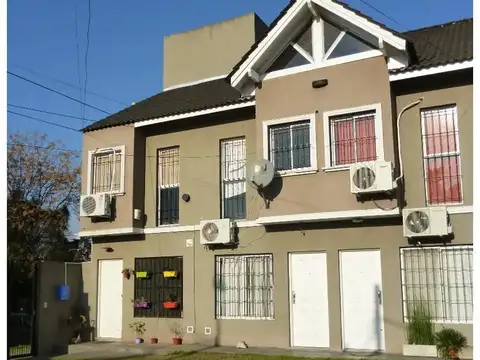 EXCELENTE TRIPLEX EN BARRIO CERRADO