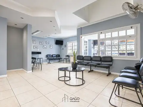 Oficina moderna de dos Plantas con patio privado, en exelente estado