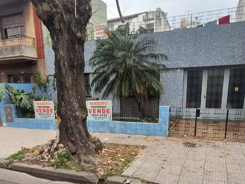 VERSALLES. IRIGOYEN AL 1400. HERMOSA CASA 3 AMBIENTES CON DOBLE COCHERA.JARDIN AL FRENTE. PATIO Y GRAN TERRAZA
