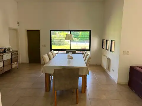 Casa 5 ambientes con 2 baños