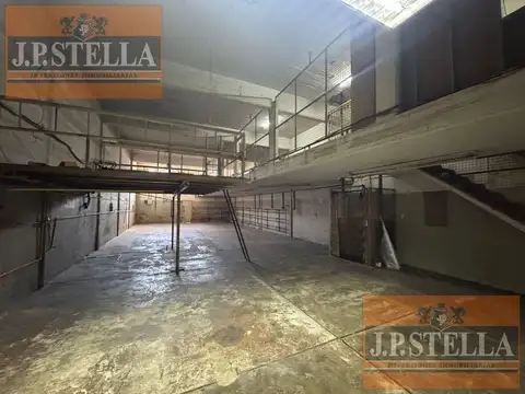 Galpón 1014 m² en 3 plantas - Montacargas Oficinas y vestuarios - Lomas Del Mirador