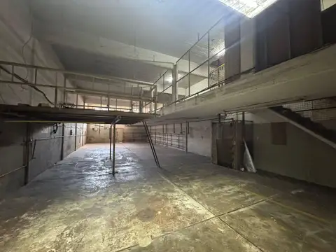 Galpón 1014 m² en 3 plantas - Montacargas Oficinas y vestuarios - Lomas Del Mirador