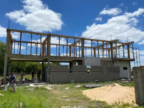 Construccion con potencial en zona alta - 90 m² + pileta + loza