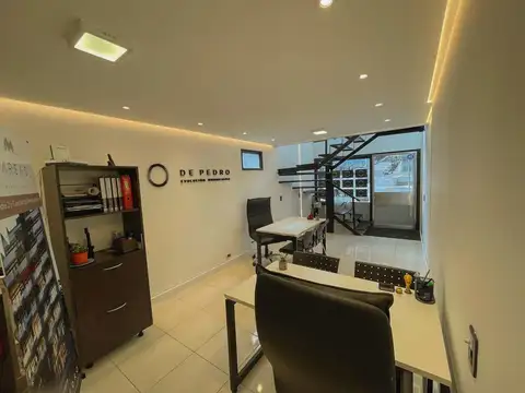 Oficina de dos pisos en Punta Iglesia