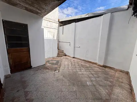 VENTA - APTO CREDITO | Casa única pasillo, 2 dormitorios, patio, terraza y parrillero. Uruguay 1300.