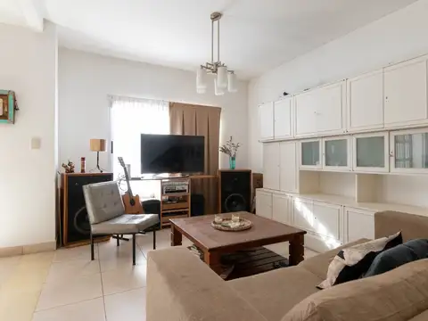 Venta con Renta - Casa 5 Ambientes en Pringles al 1800, Martínez