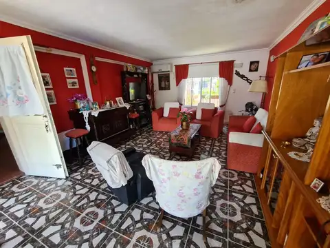 Casa 5 ambientes con 2 baños