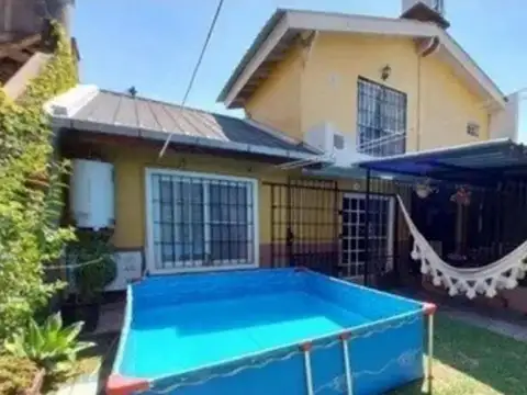 Casa 4 ambientes con 2 baños