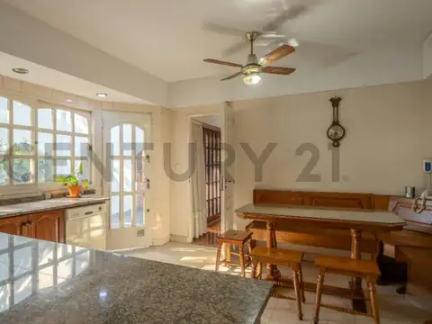 Casa 6 ambientes con 3 baños