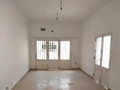 Casa con patio y cochera - 2 dormitorios - Marcelo T de Alvear 5400